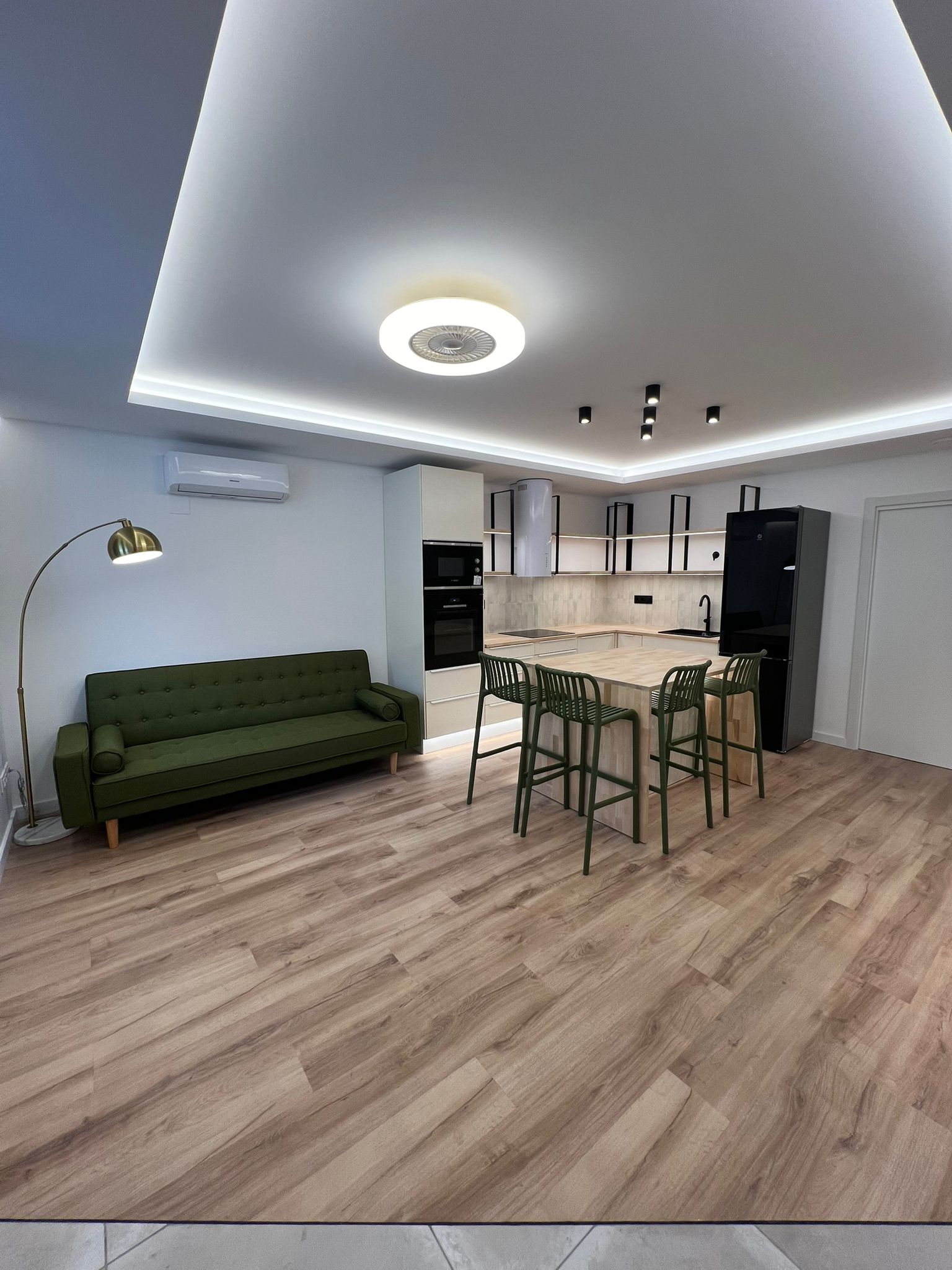 Local reformado en venta en Via Favència, Barcelona