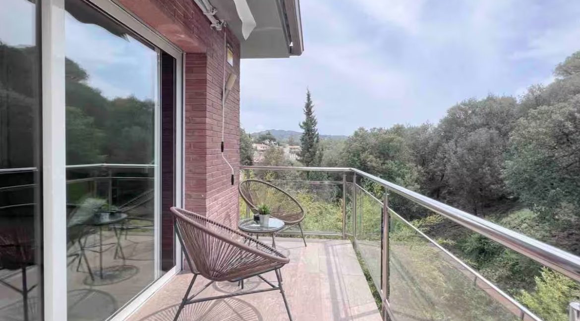 7C-VISTAS SALON-casa-piscina-alella